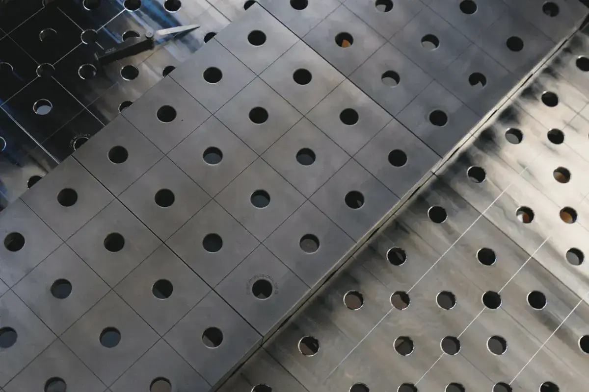 Jasna, matowa powierzchnia modułów z otworami po obróbce NitriCorr, zdjęcie z cubeweld.pl
