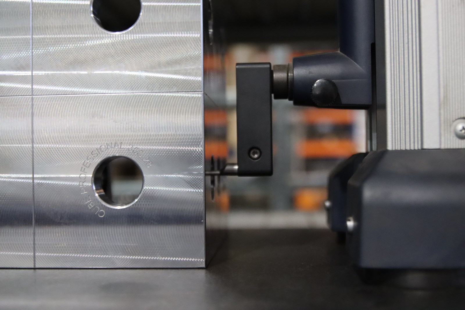Przyrząd przy obrobionej powierzchni modułu CUBEWELD.
