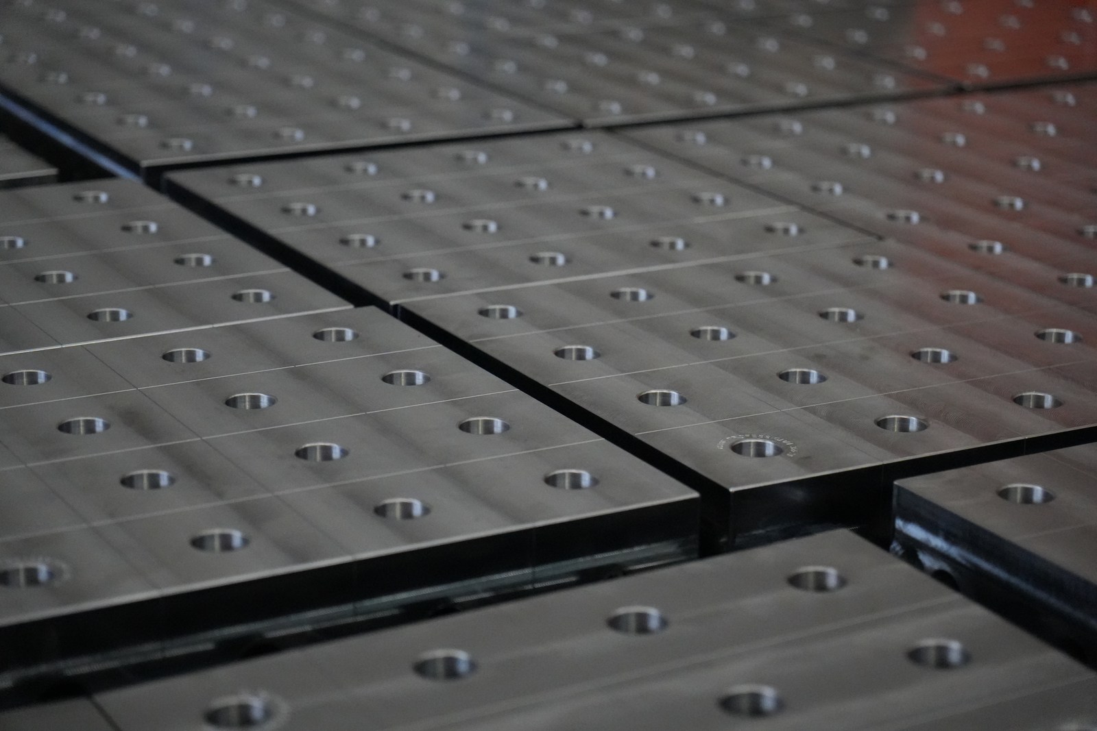 Moduły CUBEWELD przygotowane w hali.