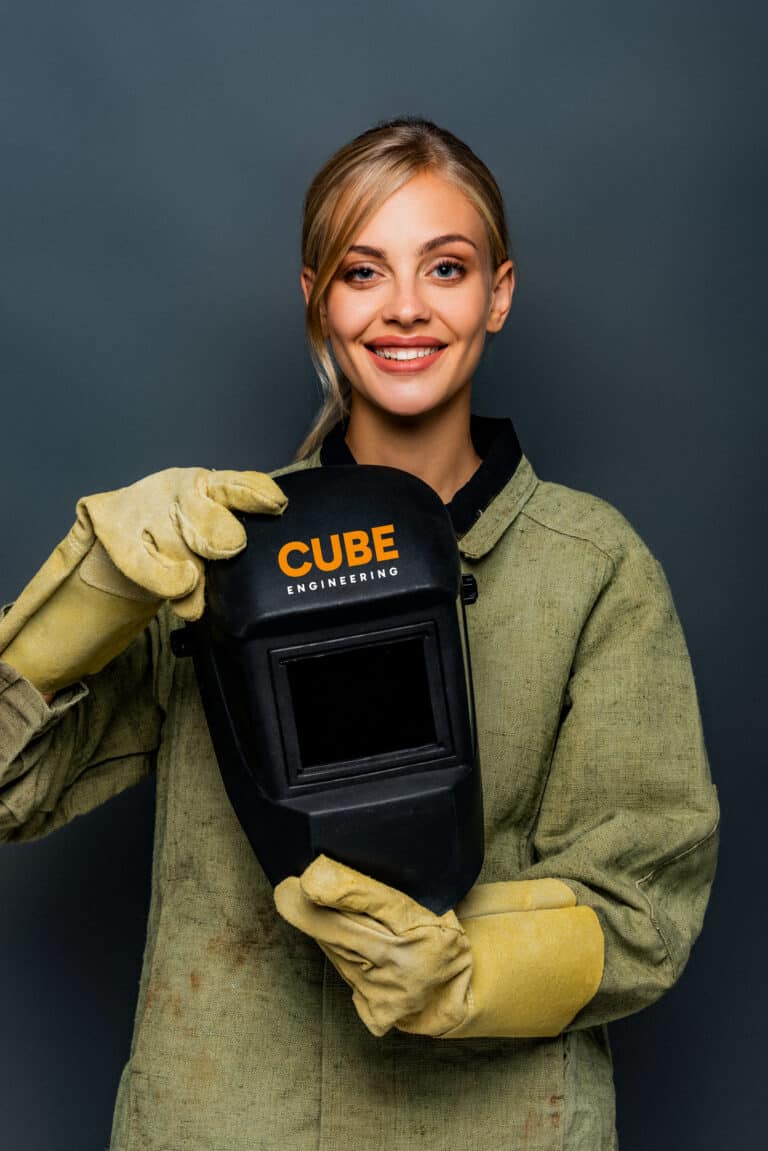 Modelka trzymająca przyłbicę z logiem cube engineering
