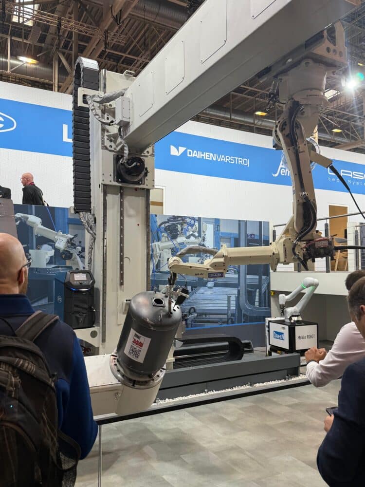 Robot przemysłowy w akcji na targach technologicznych.