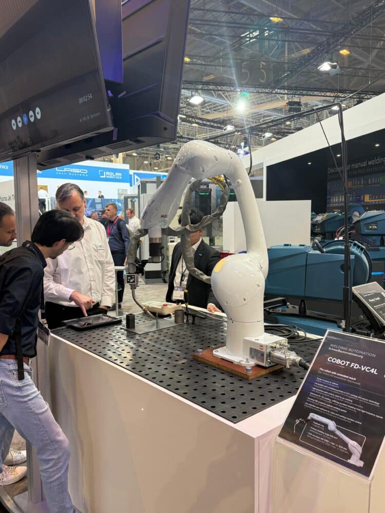 Robot przemysłowy na targach technologicznych.